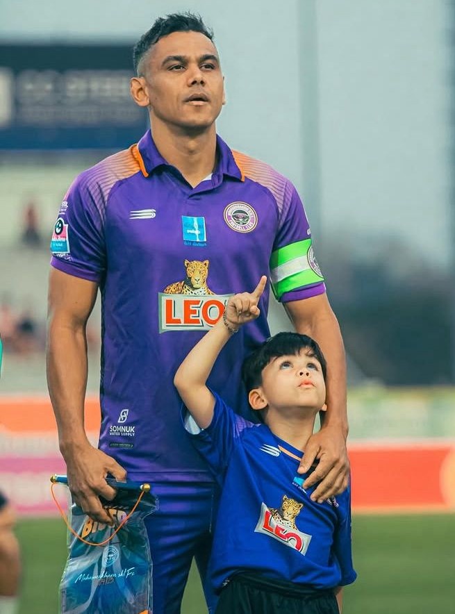 Pai atleta e filho no gramado